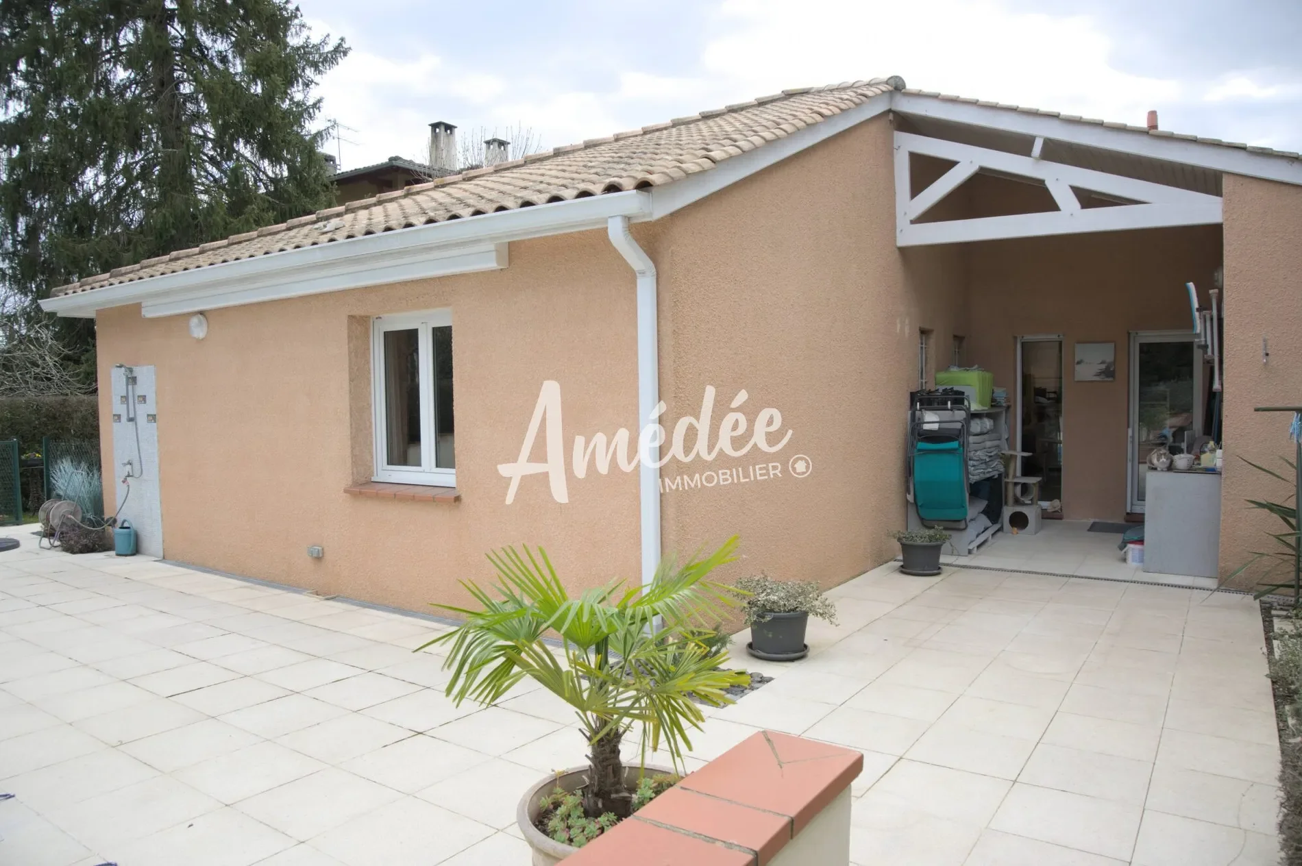 Exterior photo 2