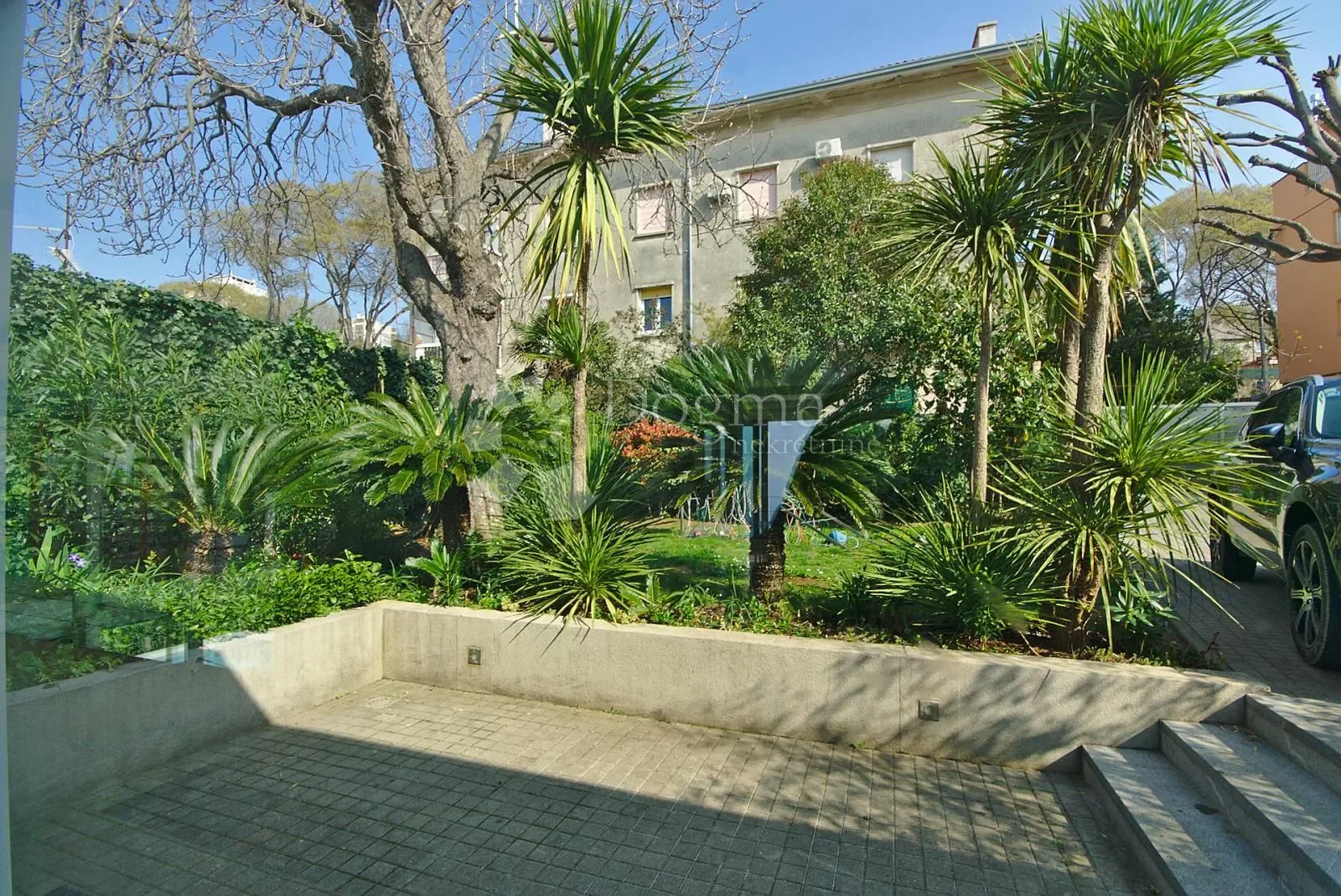 Exterior photo 7