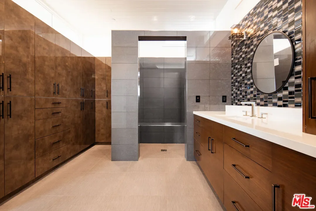 934 1st St, Manhattan Beach, California, United States. - Photo 11