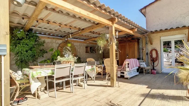 Exterior photo 4
