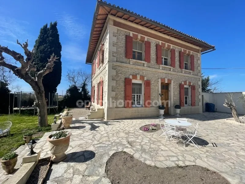 Exterior photo 3