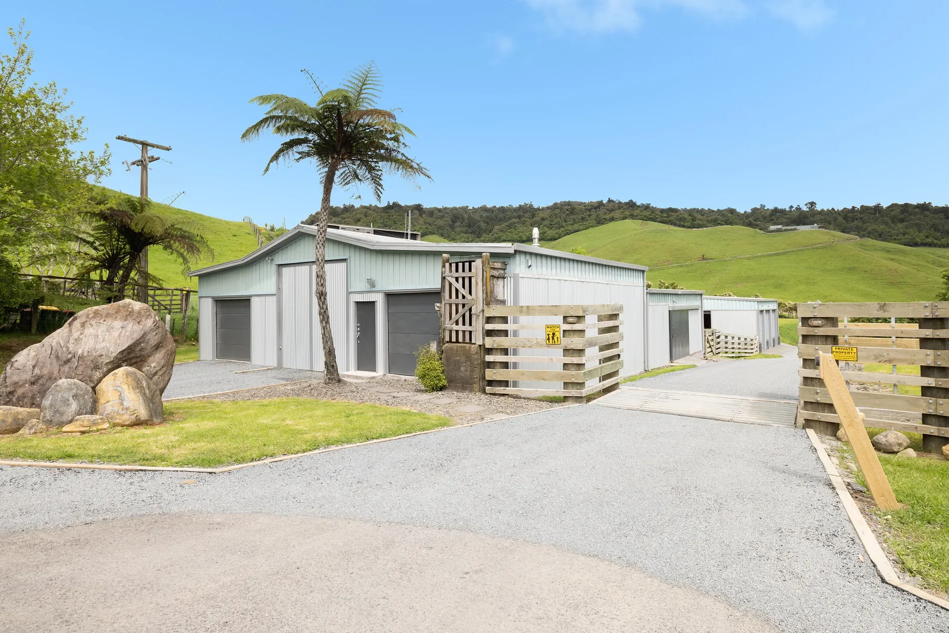 Exterior photo 7