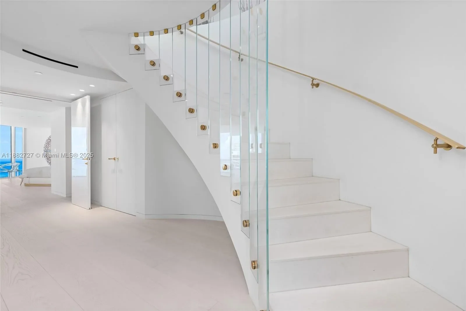 300 S Pointe Dr PH-5, Miami Beach, Florida, United States. - Photo 28