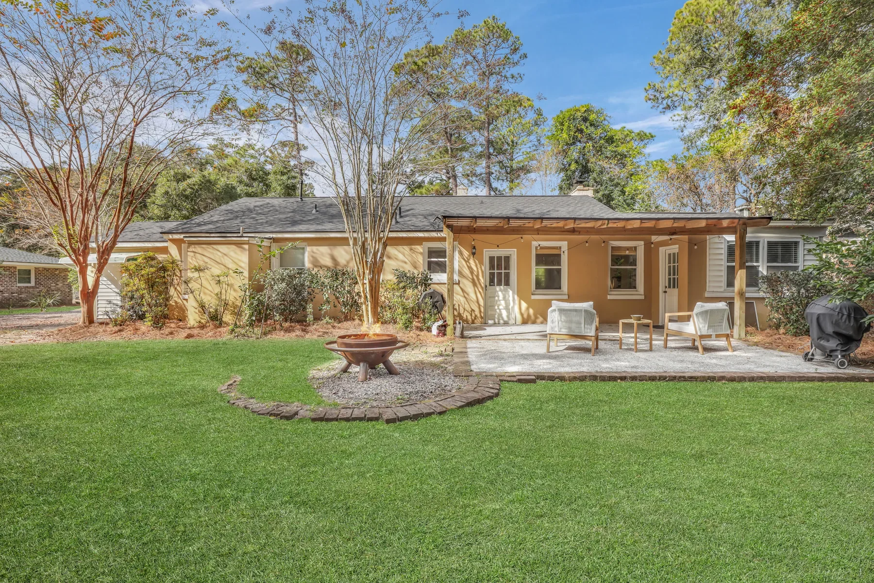 Exterior photo 2