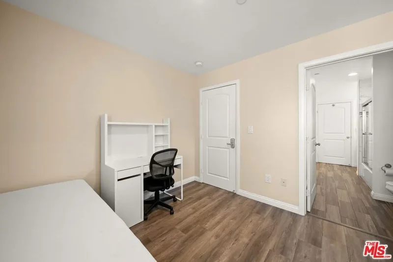 1325 W 37th Place, Los Angeles, California, United States. - Photo 10