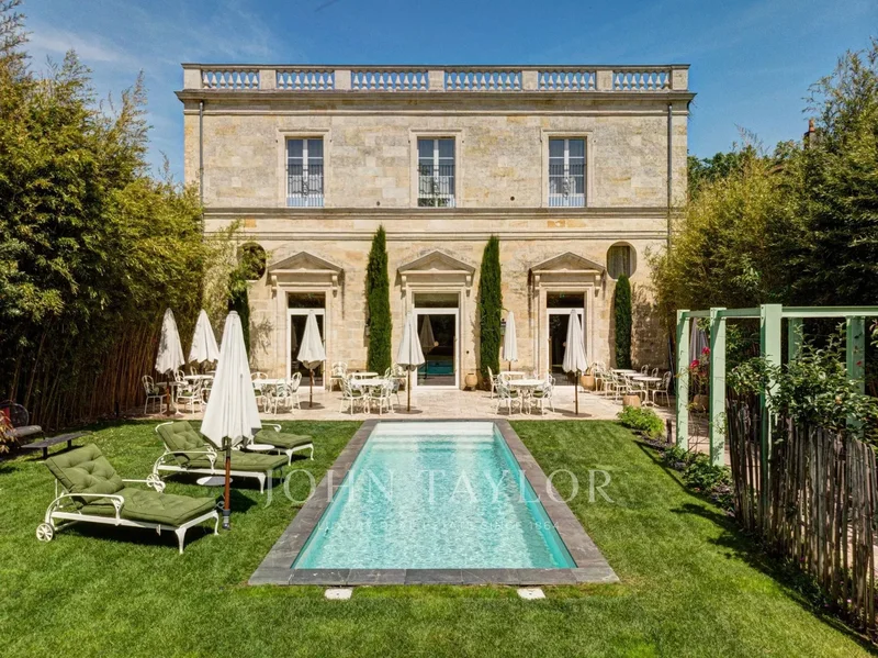 Maison de Maître, 10 rooms, 8 bedrooms with garden and swimming pool