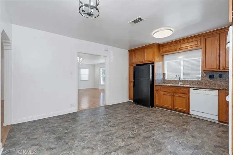 831 Roswell Avenue, Signal Hill, California, United States. - Photo 13