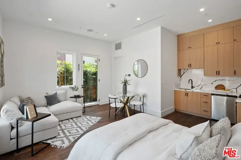 8025 Stewart Avenue, Los Angeles, California, United States. - Photo 40