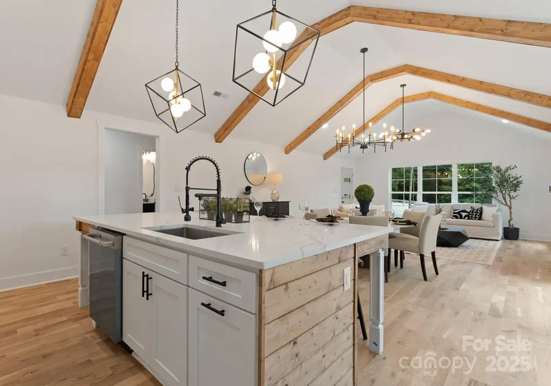 6 Bedrooms Single Family Detached
