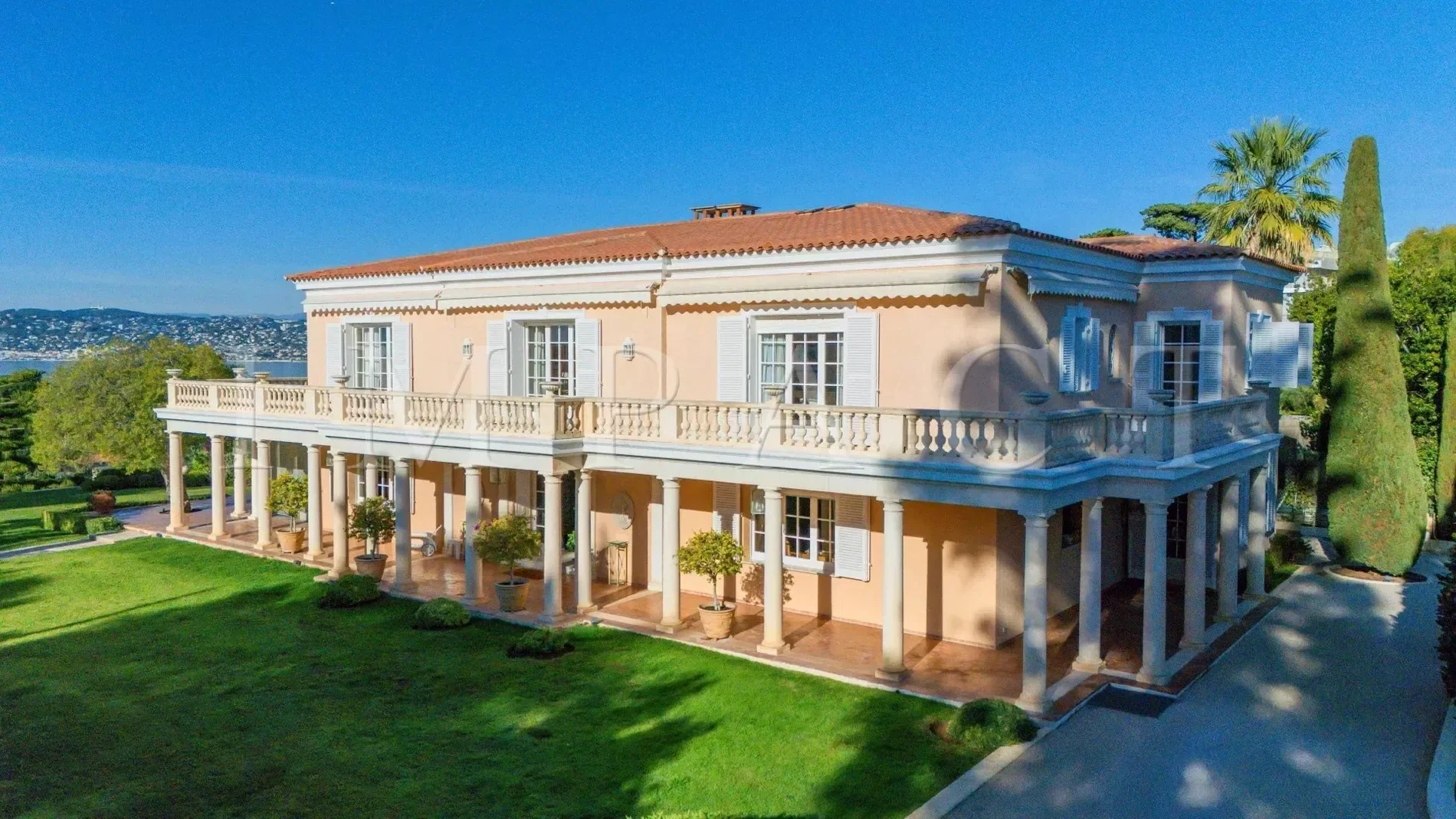 Exterior photo 4