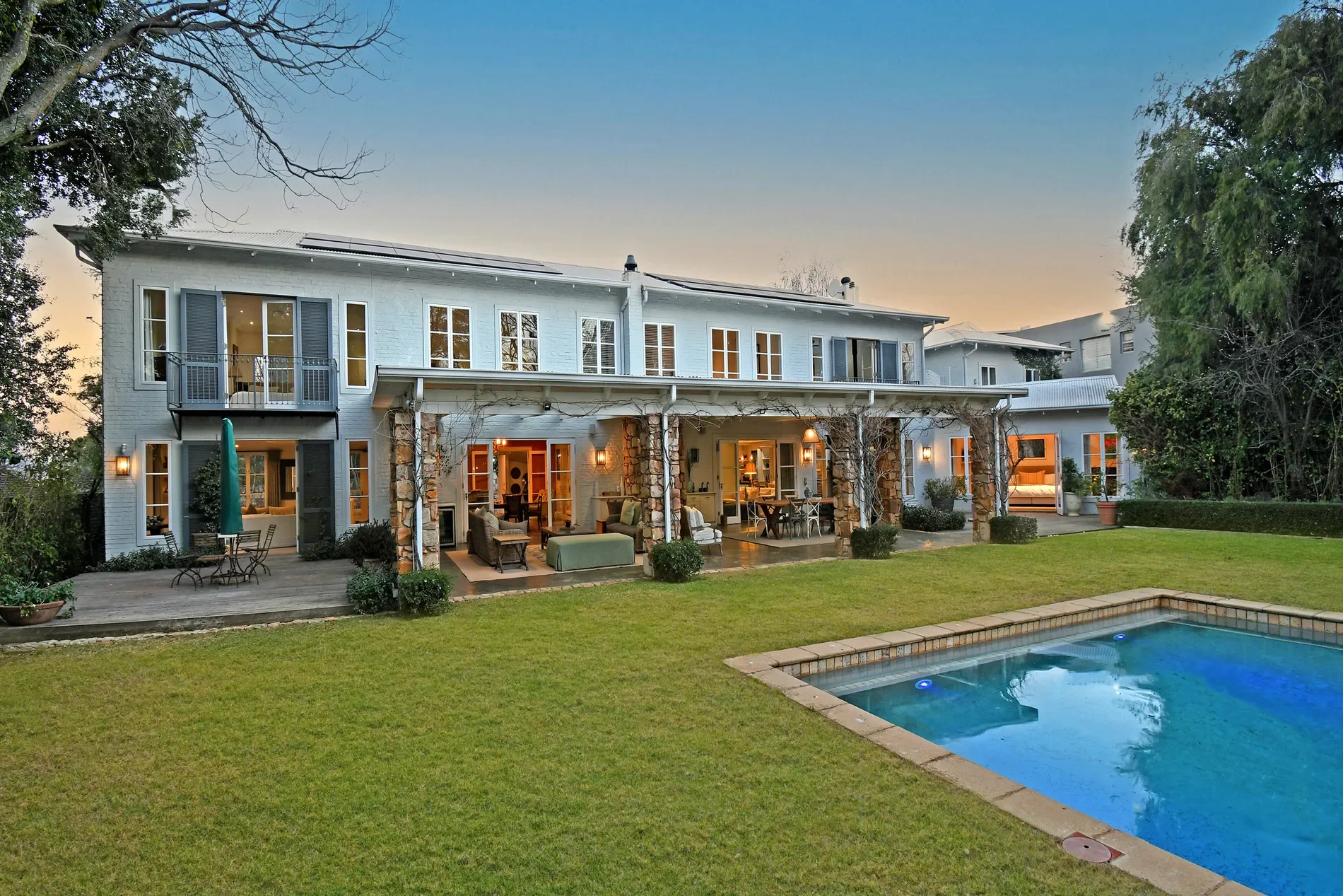 Exterior photo 6