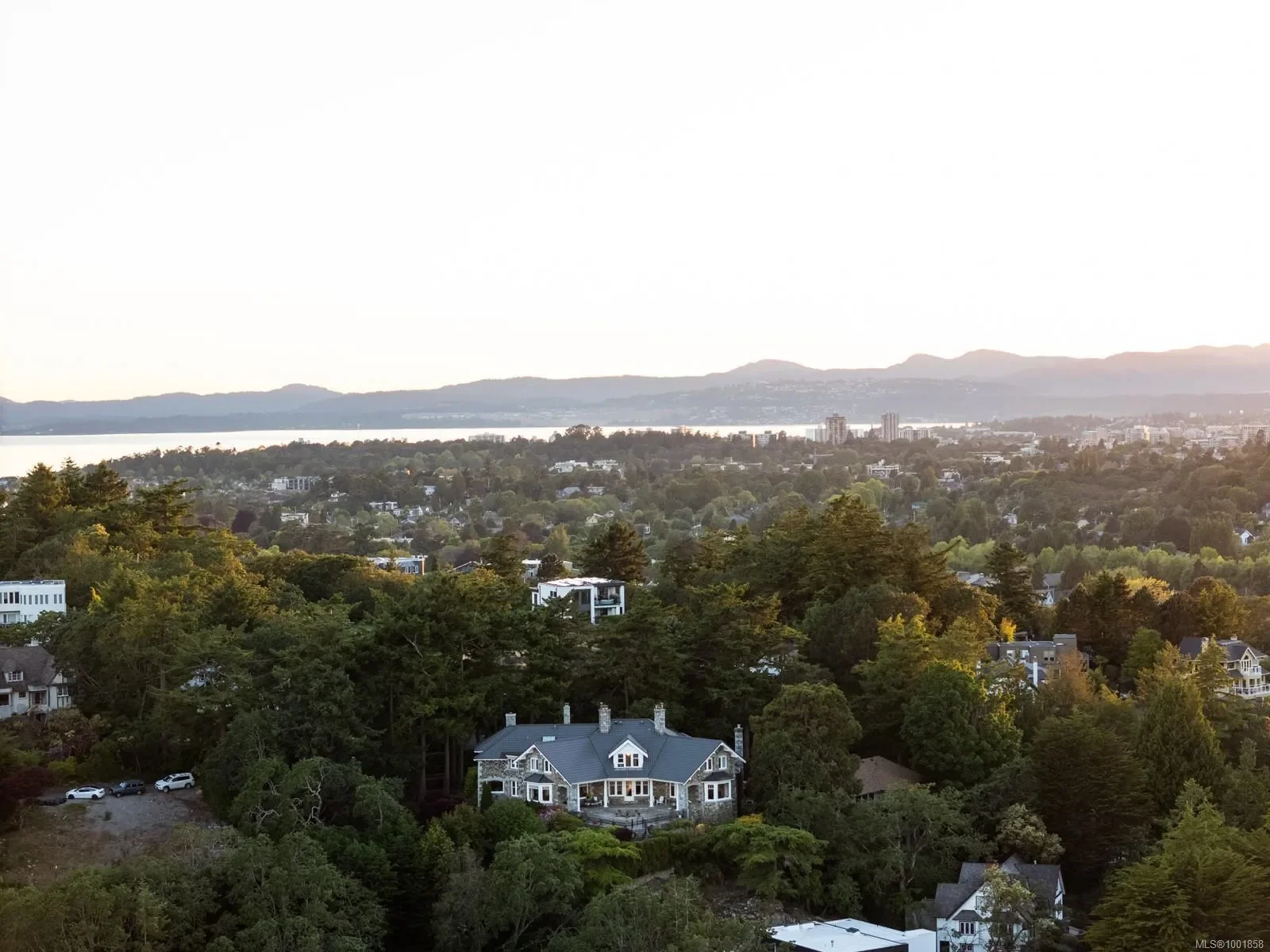 305 Denison Rd, Oak Bay, British Columbia, Canada. - Photo 15