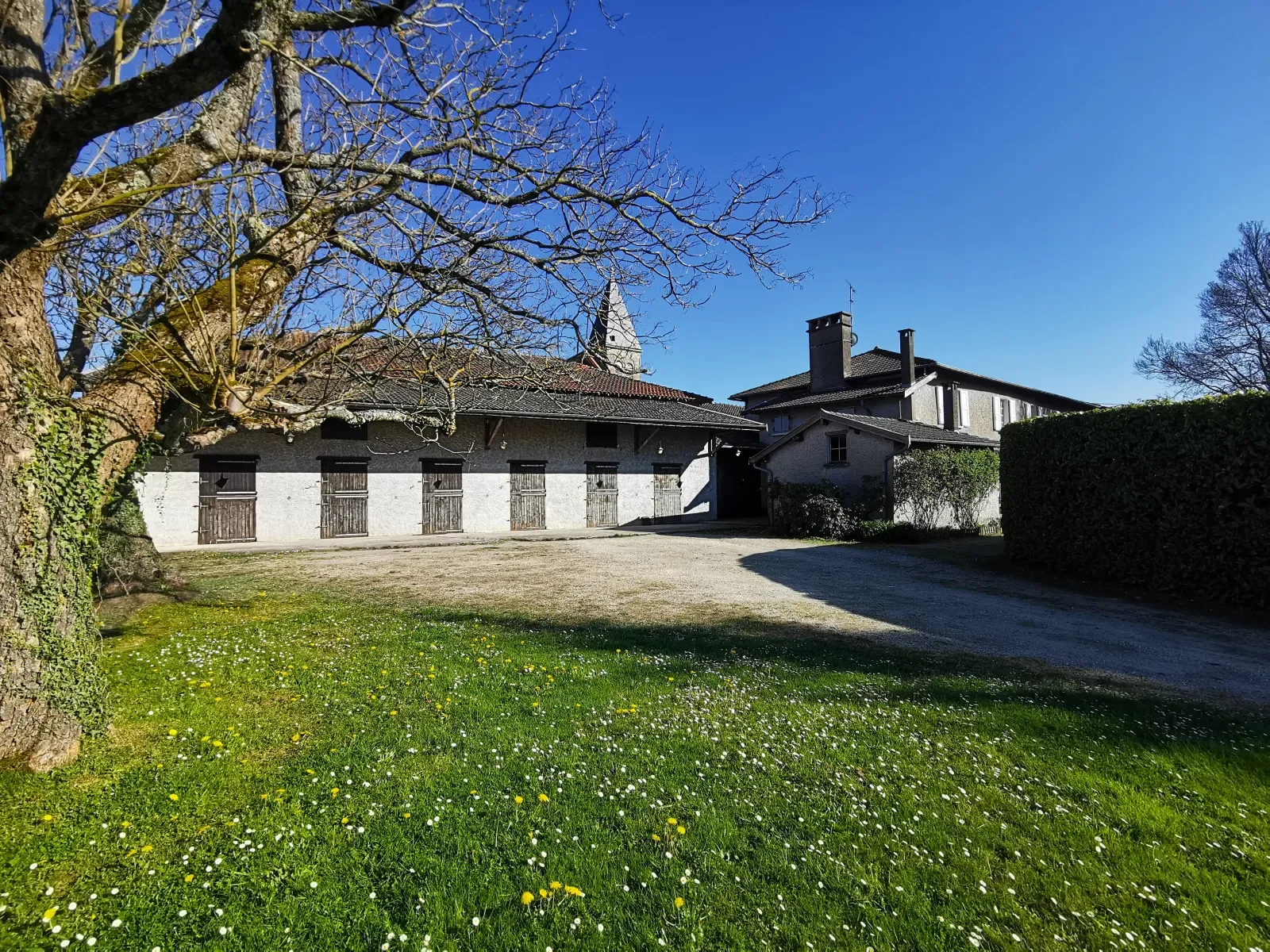 Exterior photo 5