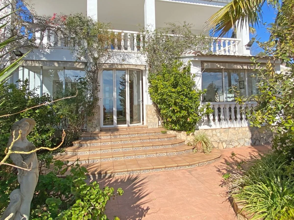 Exterior photo 8