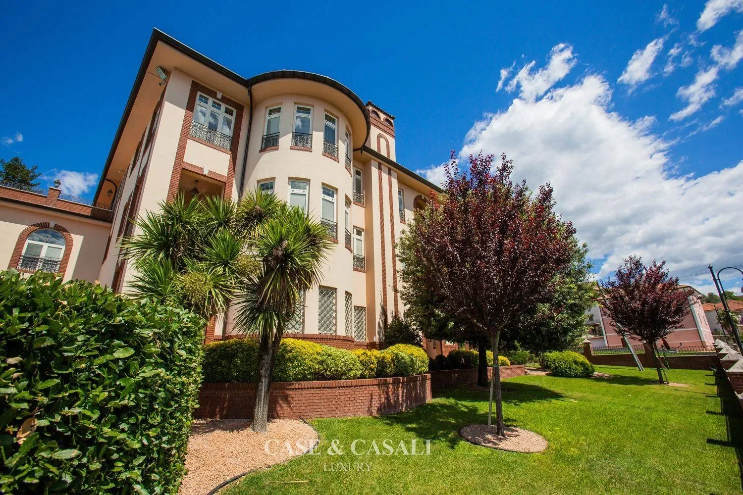 Exterior photo 8