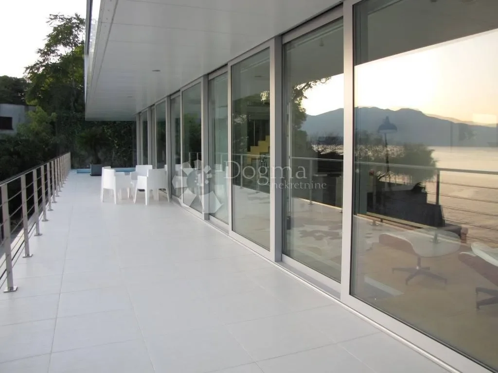 Exterior photo 8