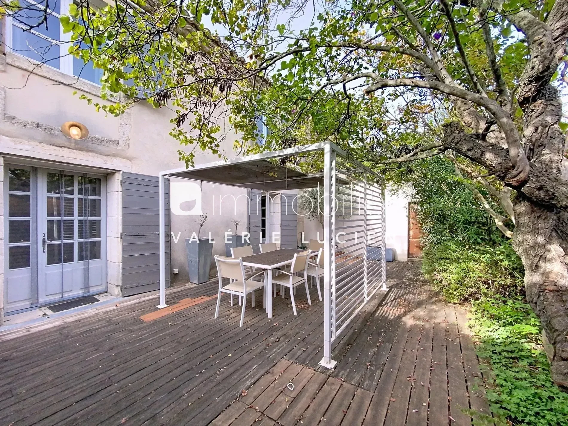 Exterior photo 1