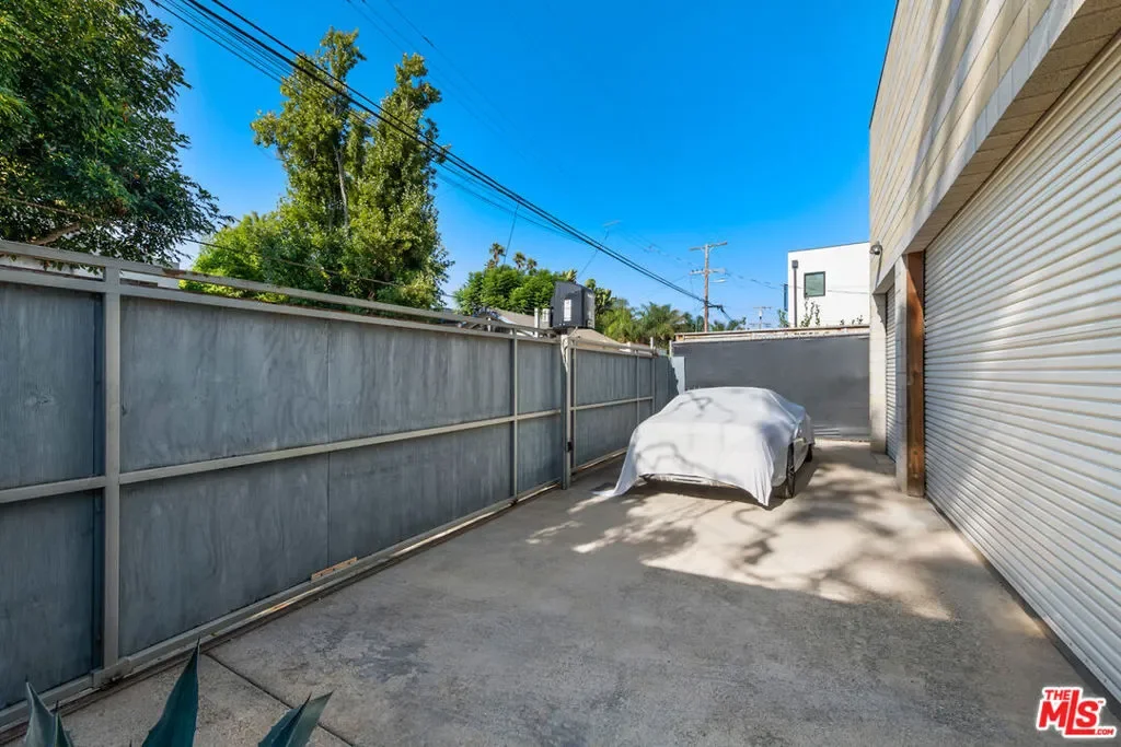 633 Santa Clara Avenue, Los Angeles, California, United States. - Photo 6