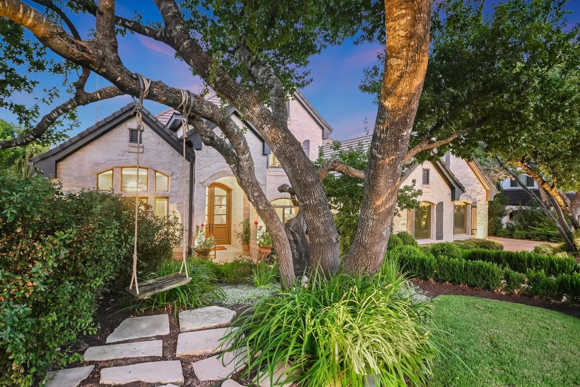 Exterior photo 2