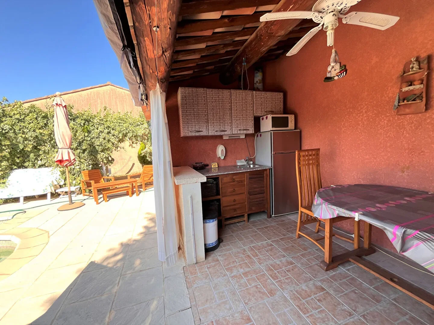 Exterior photo 3