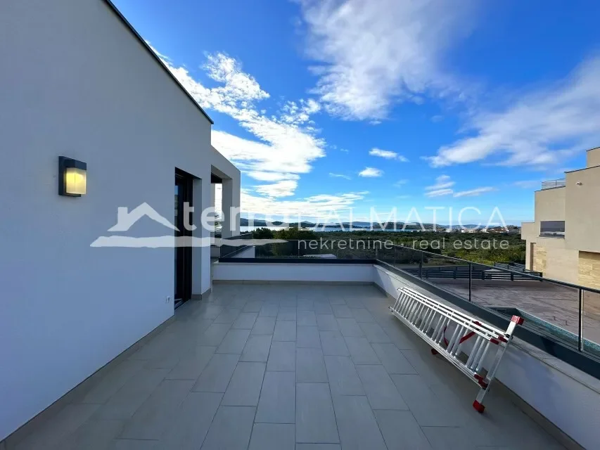 Exterior photo 4