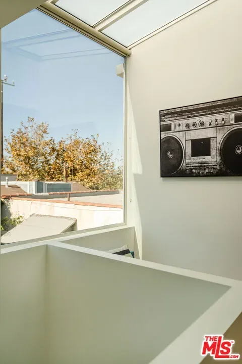 302 S Venice Boulevard, Los Angeles, California, United States. - Photo 4