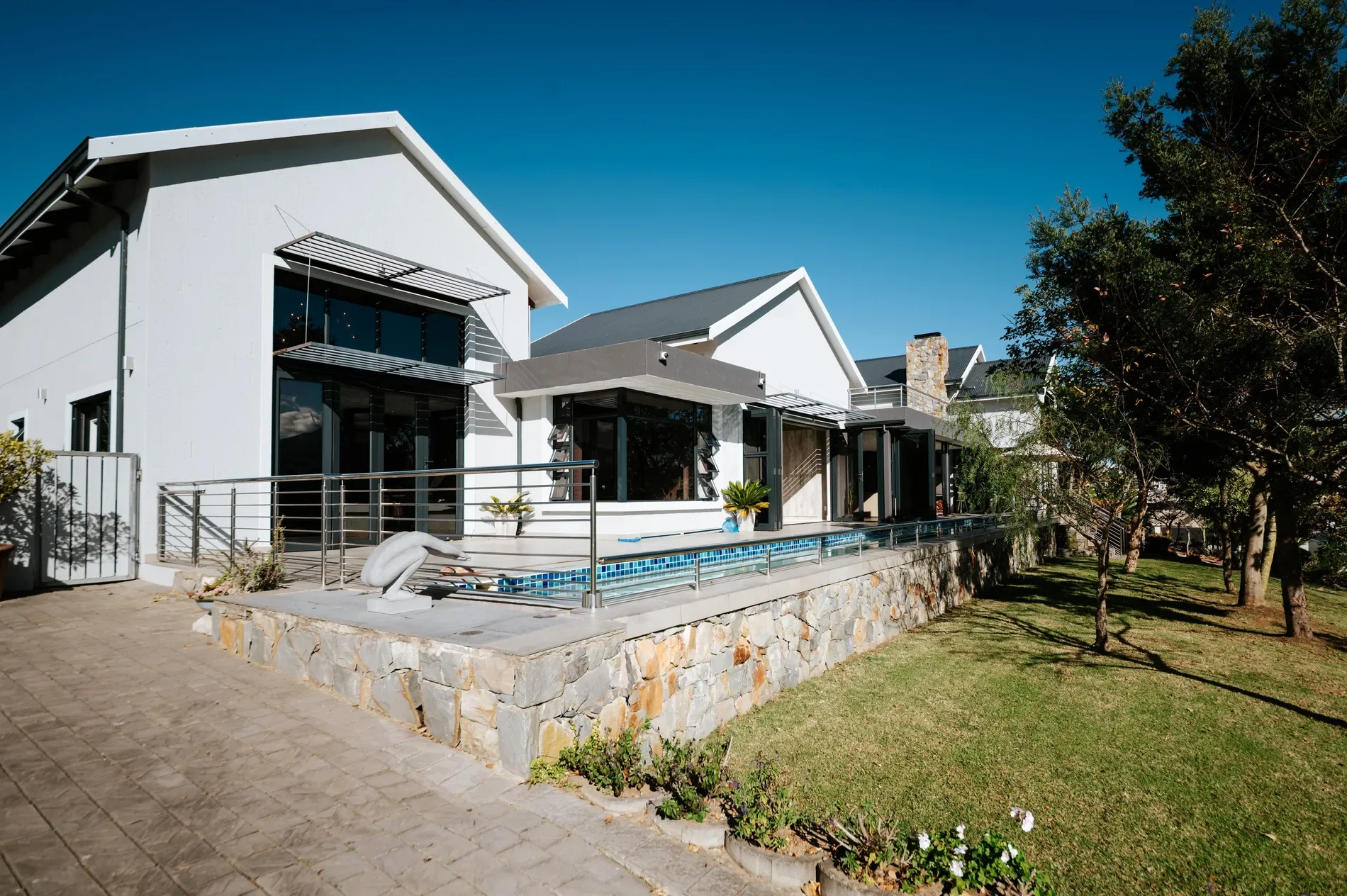 Exterior photo 2
