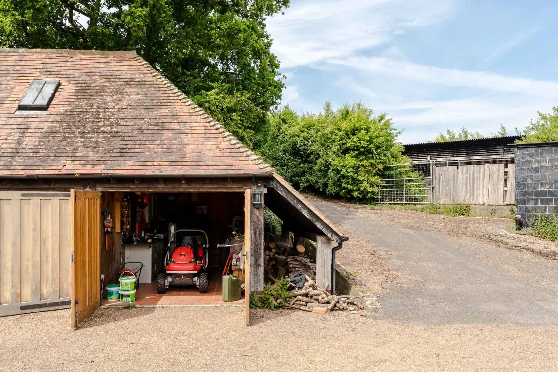 Exterior photo 9