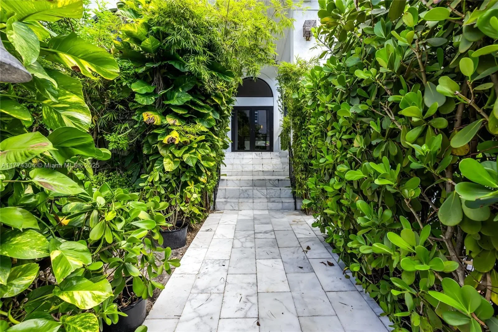 Exterior photo 2