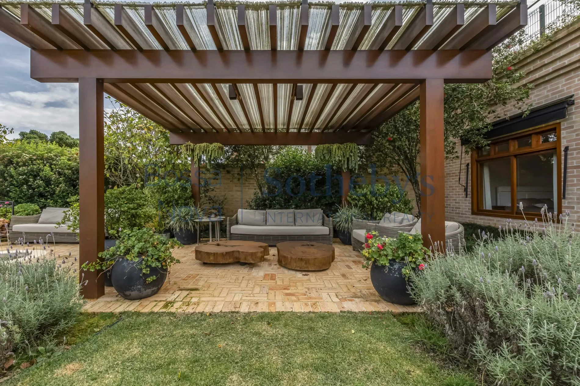Exterior photo 6