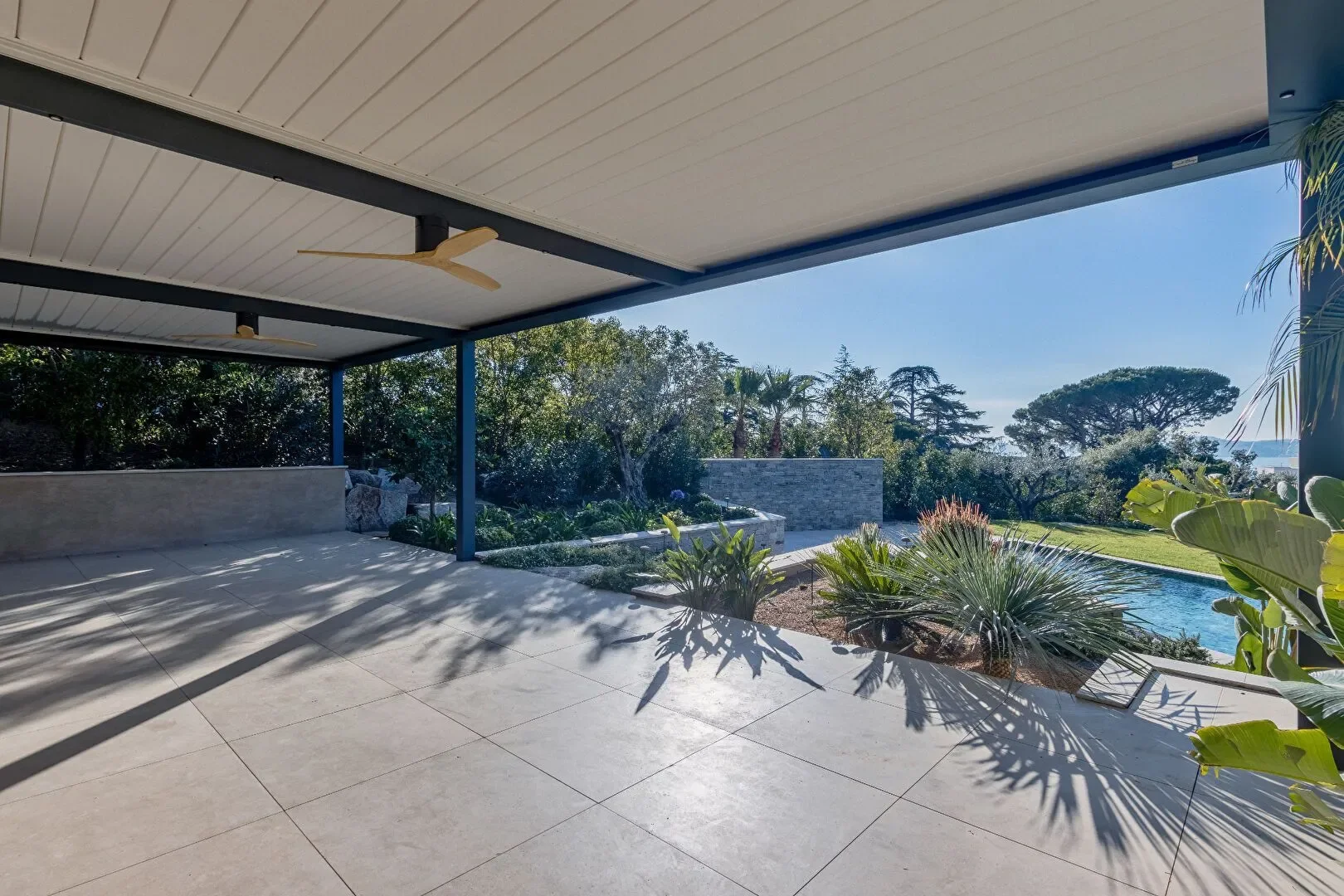 Exterior photo 4