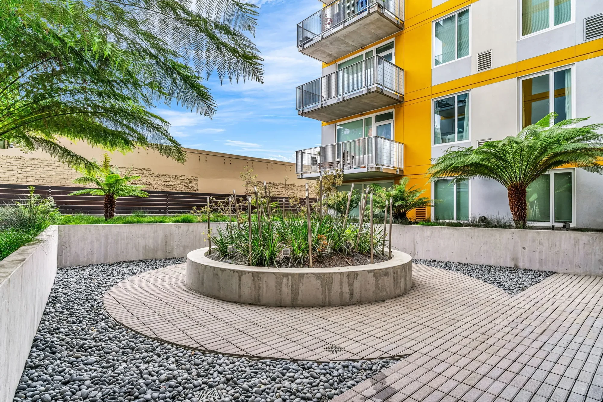 Exterior photo 5