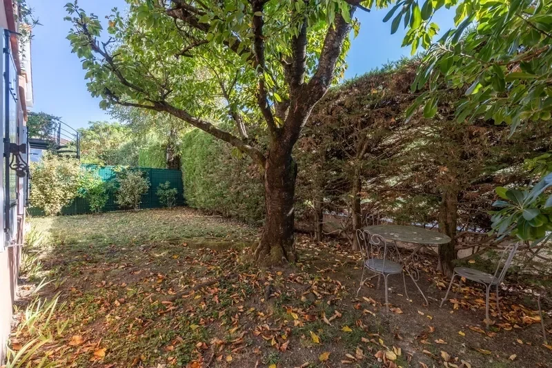 Exterior photo 4