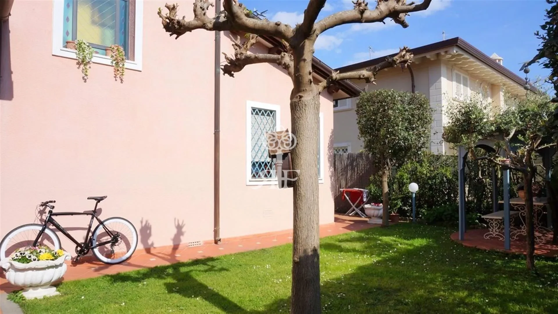 Exterior photo 4