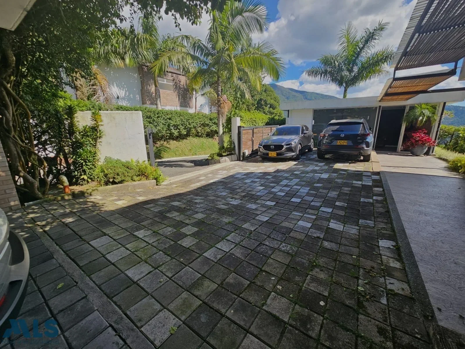 Exterior photo 4