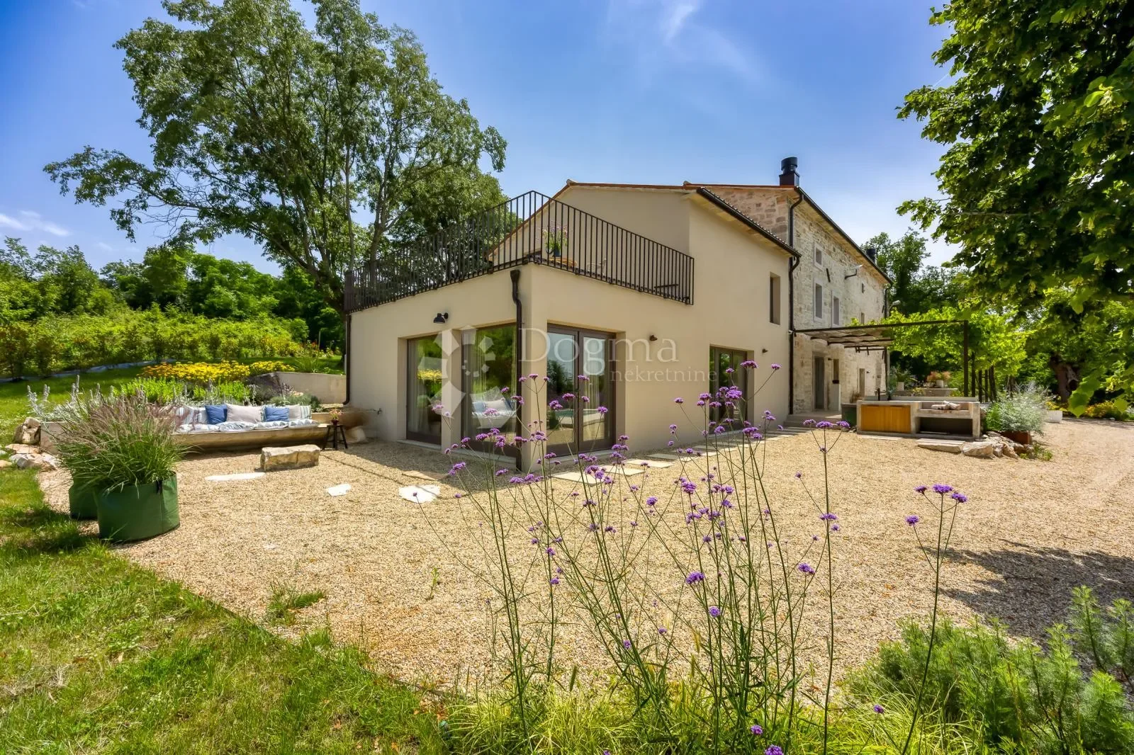 Exterior photo 6
