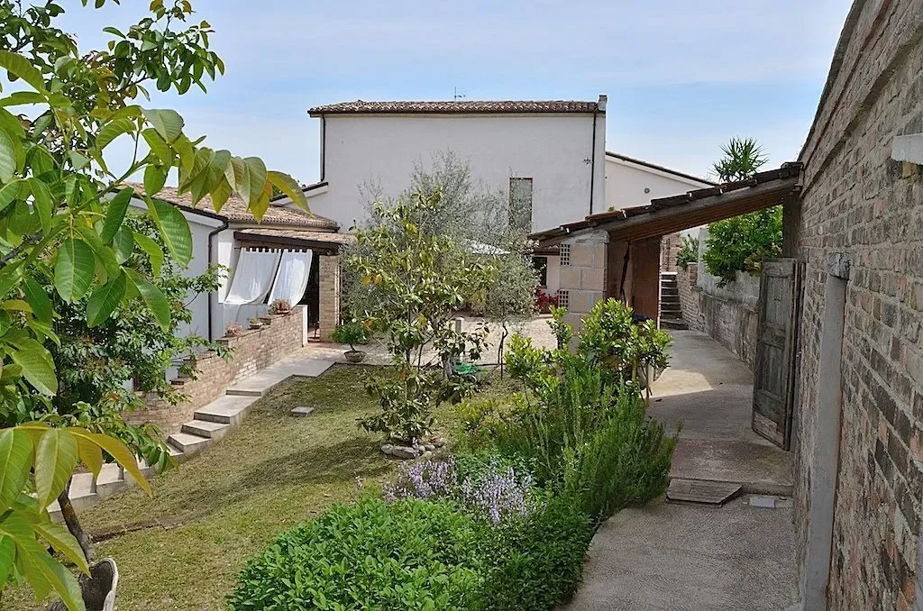 Exterior photo 6