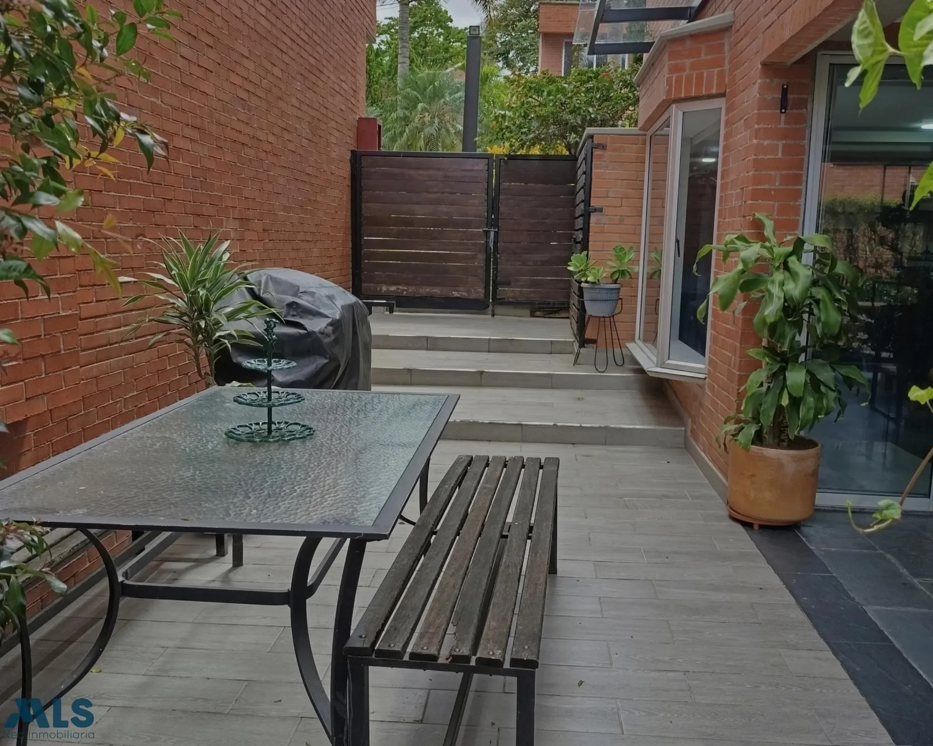 Exterior photo 2