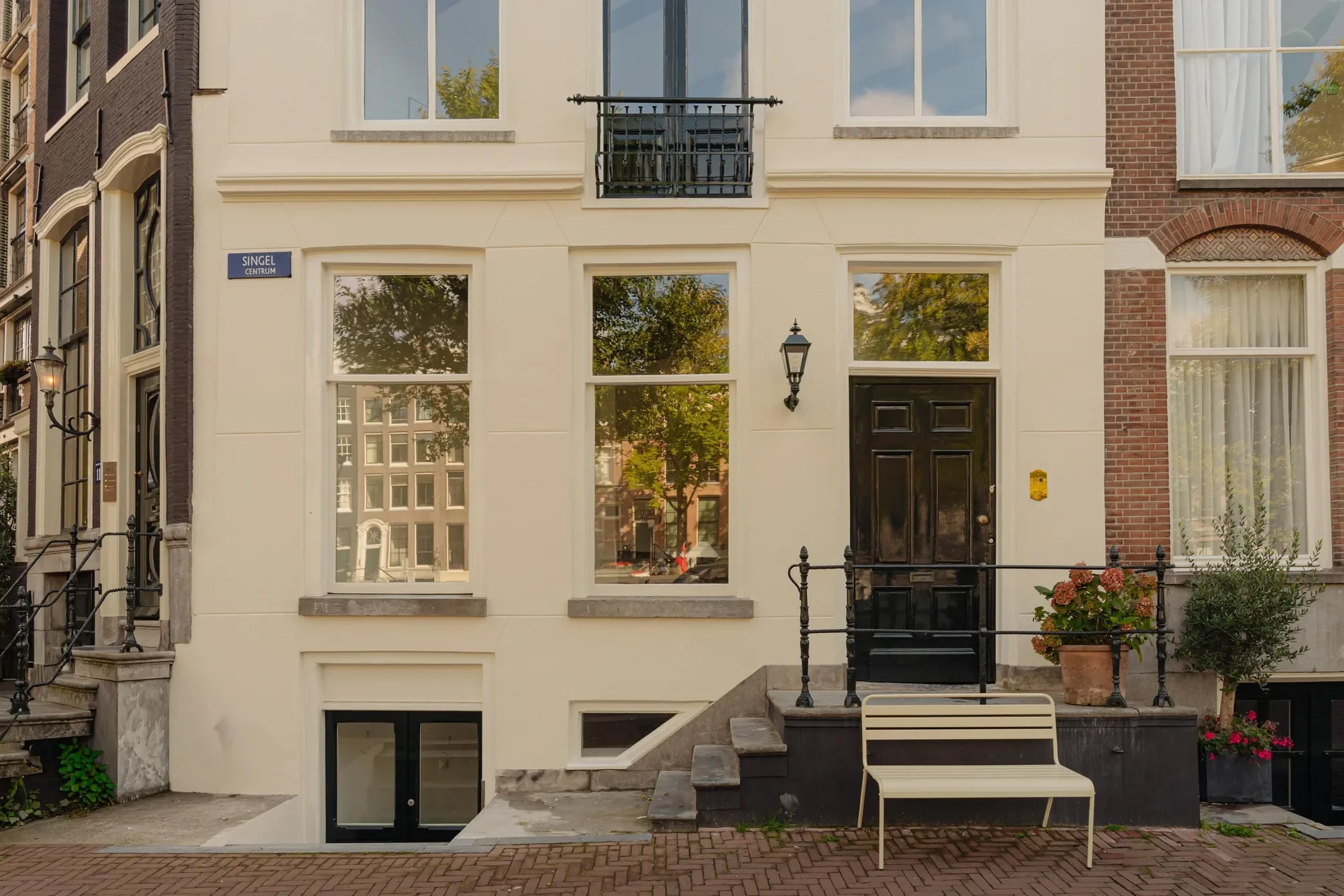 Exterior photo 2