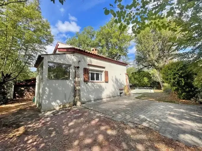 Exterior photo 3
