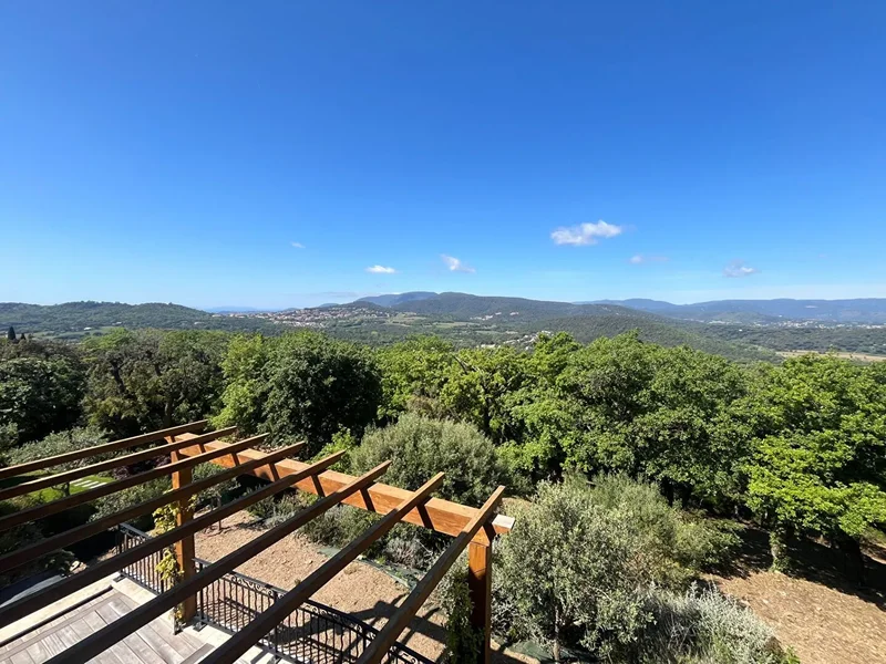 Atypical village house with four bedrooms offering unobstructed views of nature