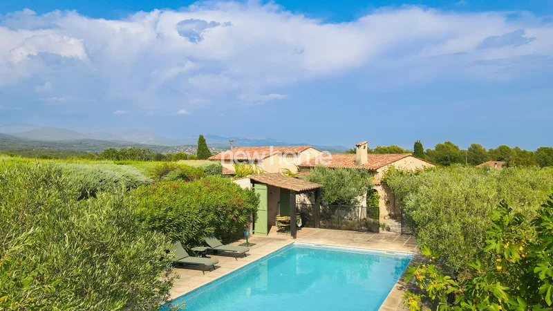 Charming house with view, olive trees and swimming pool, next to a wine chateau