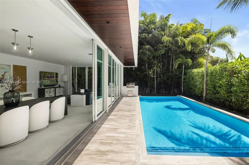 4433 N Bay Rd, Miami Beach, Florida, United States. - Photo 30