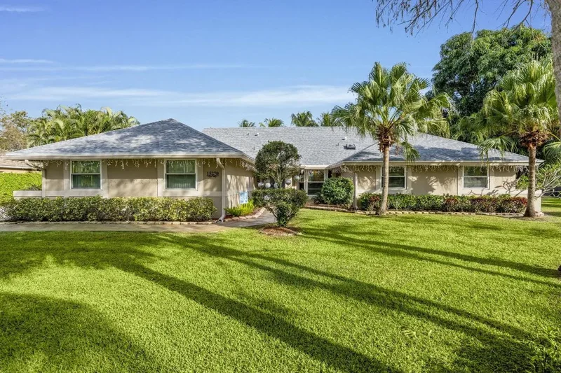 15270 Meadow Wood Drive, Wellington, FL 33414, Wellington, Florida, United States. - Photo 26