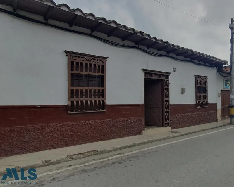 House-Lot with great potential in a strategic sector.
