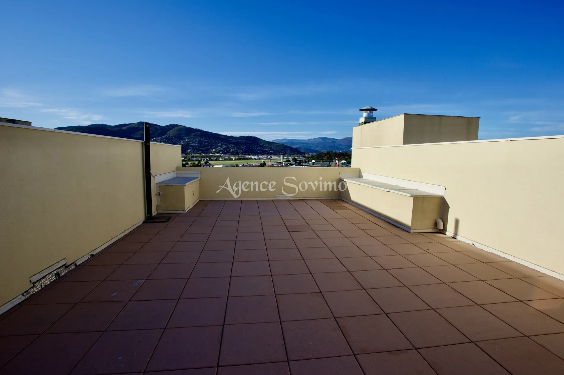 Exterior photo 3