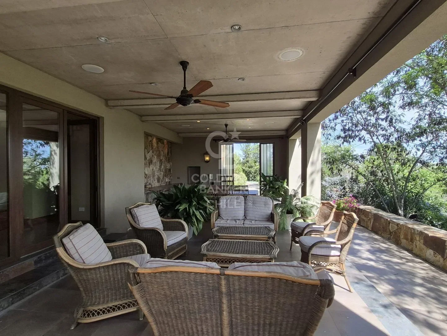Exterior photo 3