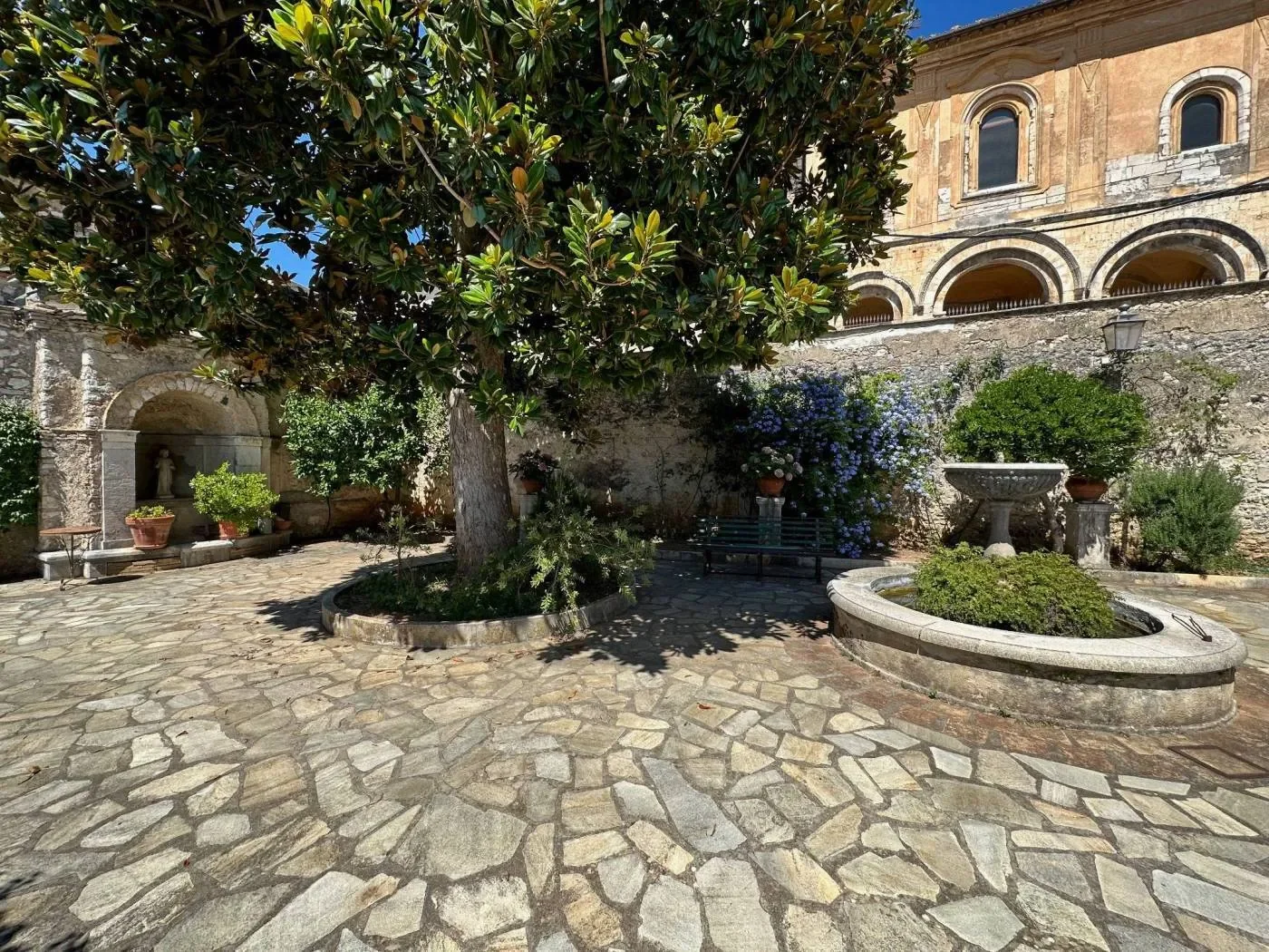 Exterior photo 3