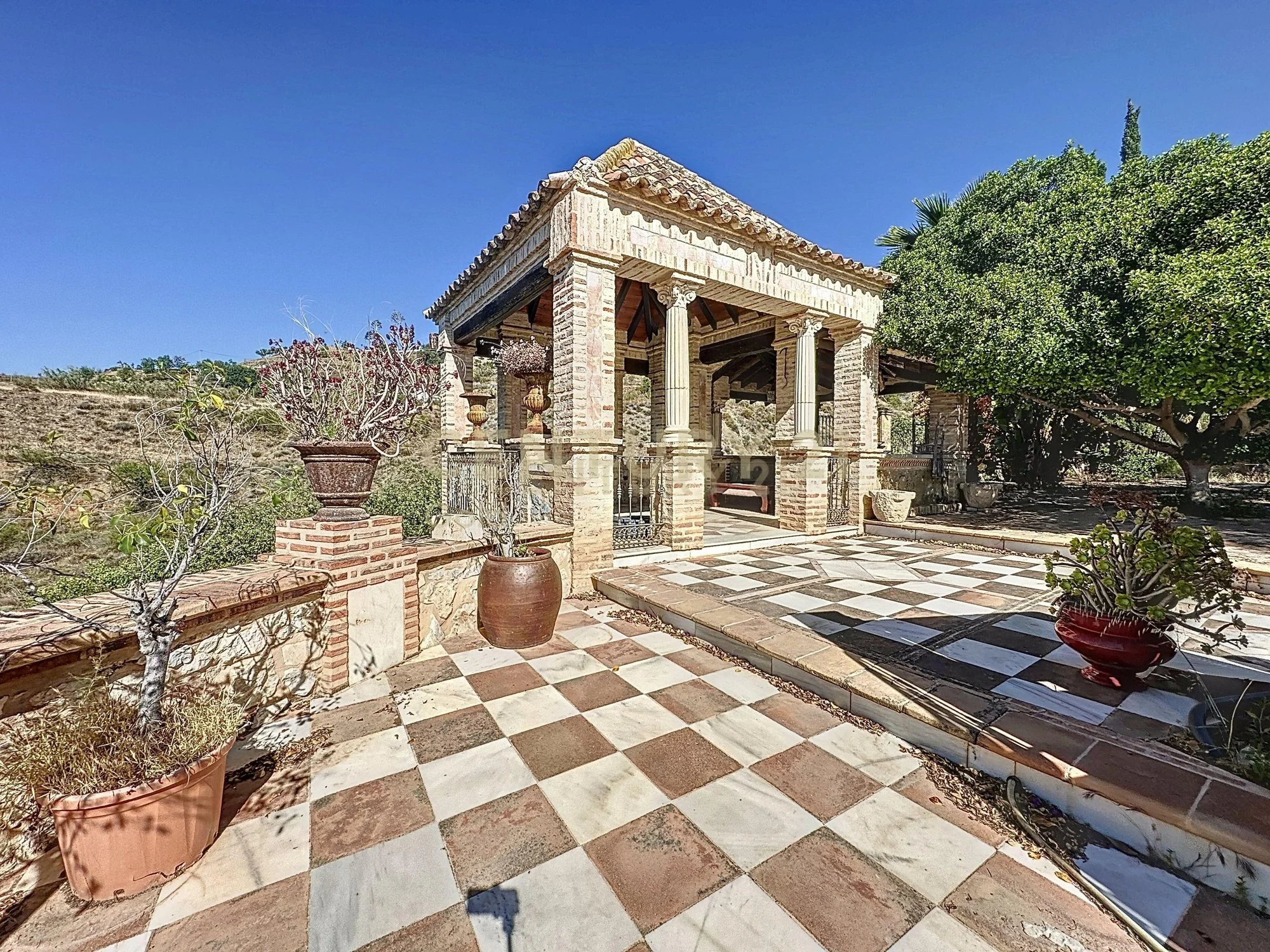 Exterior photo 6