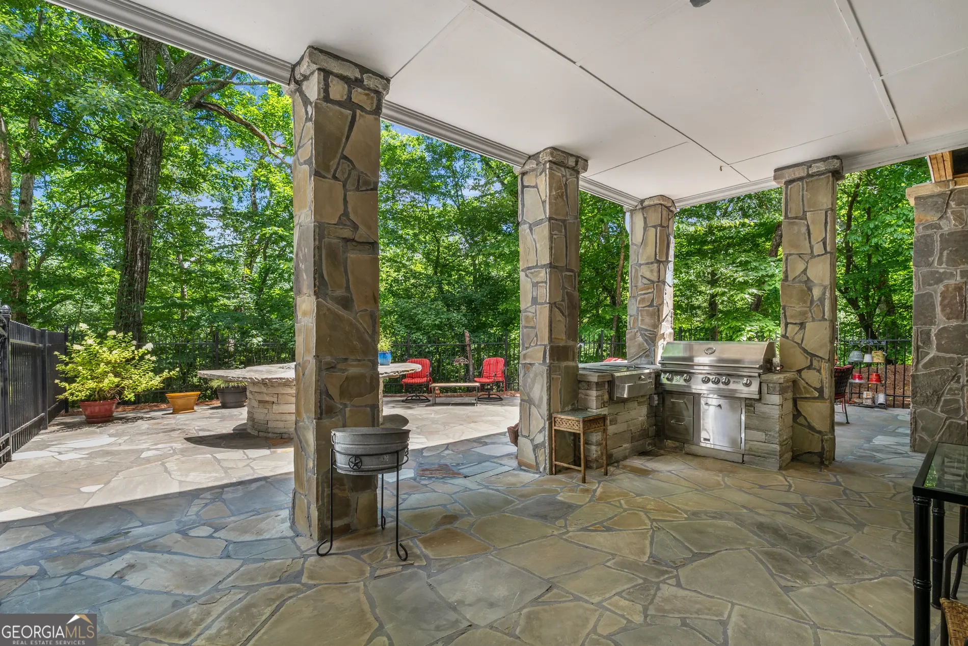 Exterior photo 2